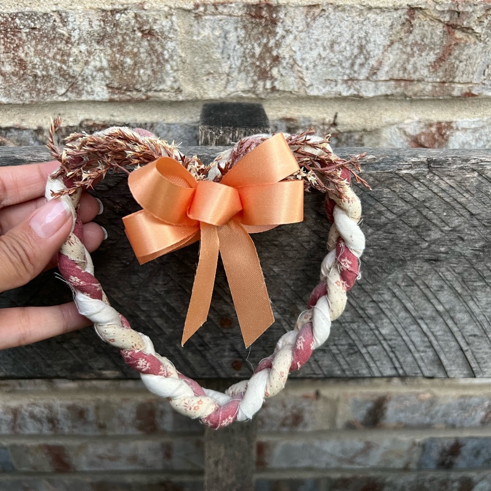Heart-shaped country style wall art